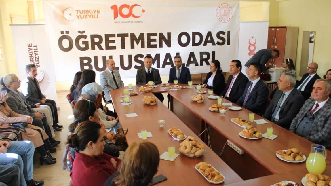 Tarsus Kaymakamı Sayın Kadir Sertel Otçu ve Tarsus İlçe Milli Eğitim Müdürü Mehmet Metin'in 24 kasım öğretmenler günü kapsamında okulumuzu ziyareti